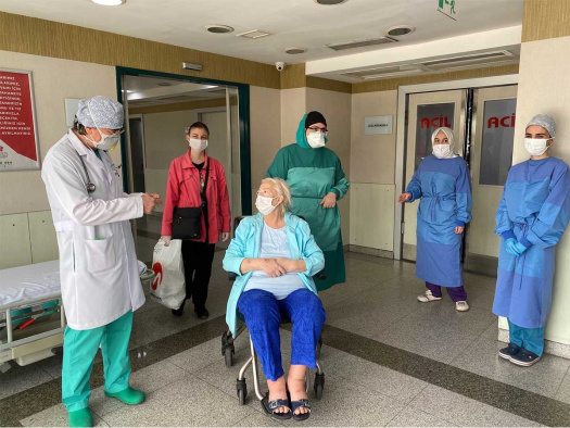 70 Yaşındaki Fatma Hanım Koronavirüsü Yendi 70 Yaşındaki Fatma Hanım Koronavirüsü Yendi